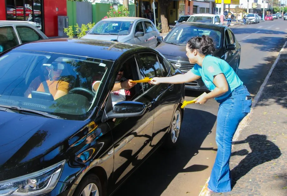 Equipe do programa Família Acolhedora realiza ação de mobilização para captação de famílias no centro de Três Lagoas (Foto - Prefeitura de Três Lagoas)