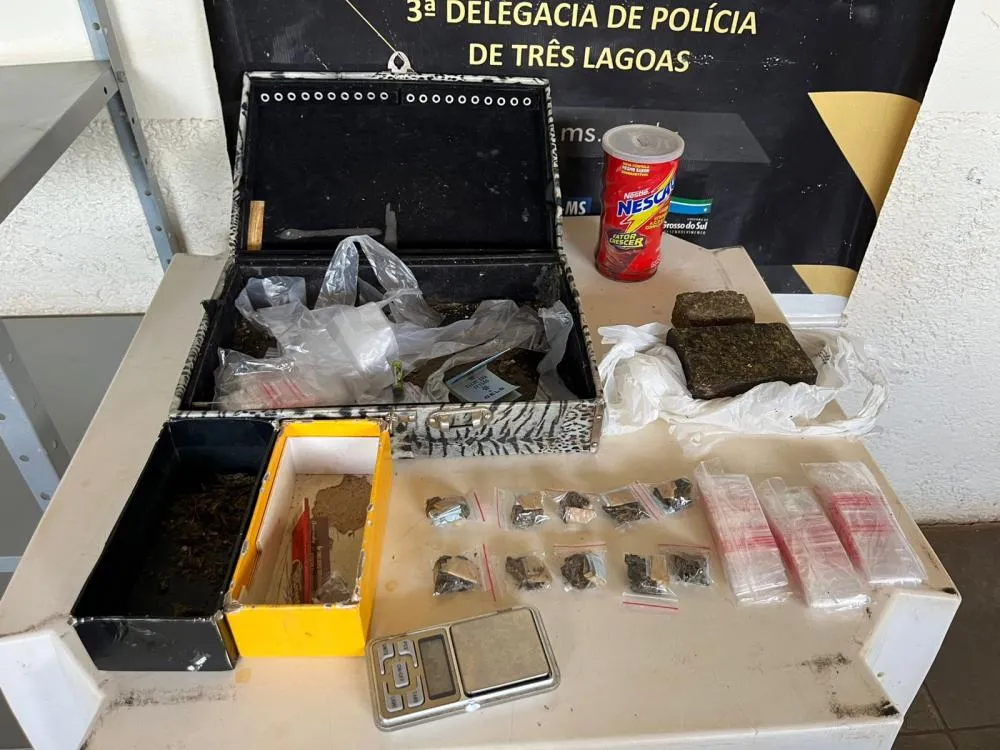 Apreensão da Polícia Civil durante operação que resultou na prisão de suspeito por tráfico no condomínio Bem-Te-Vi (Foto – Polícia Civil)
