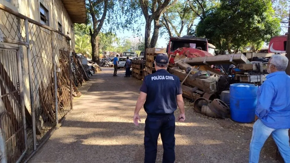 Fiscalização da Polícia Civil com apoio da Prefeitura em estabelecimentos de reciclagem em Três Lagoas (Foto – Divulgação/ Polícia Civil)