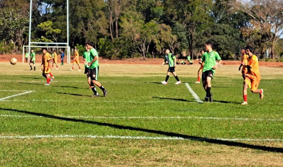 Atletas das seleções sub-14 e sub-16 de Três Lagoas em amistoso durante seletivas em MS (Foto SEJUVEL)