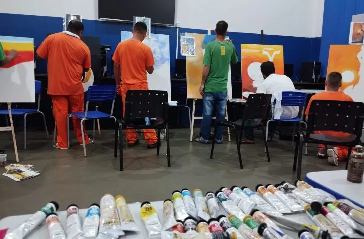 Reeducandos da PED exibem telas produzidas nas oficinas do projeto “Arte para a Liberdade” (Foto - Comunicação Agepen)