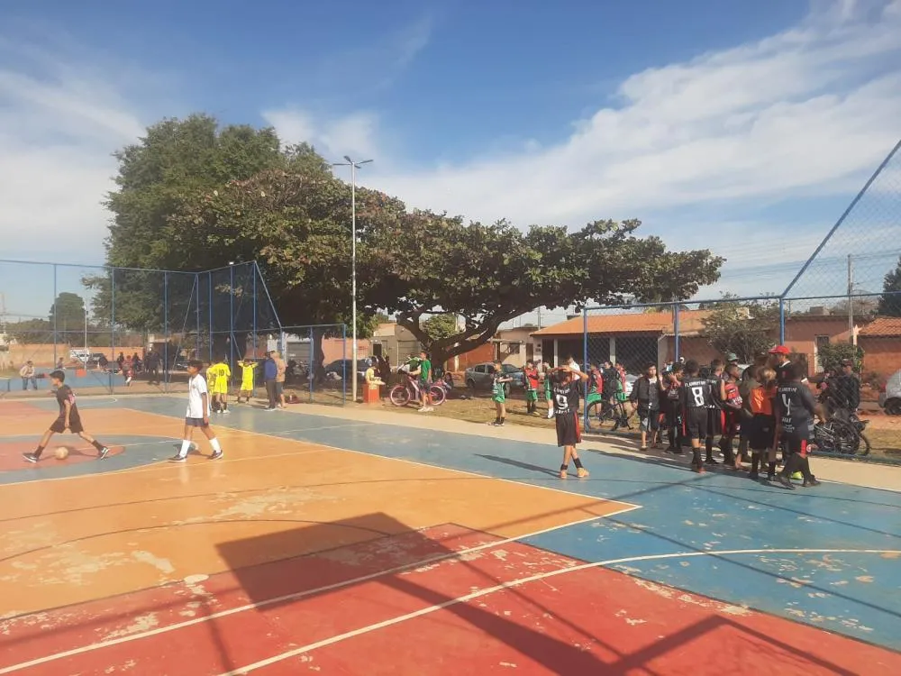Crianças disputam partidas do Festival Sub-12 na quadra do Osmar Dutra (Foto - Divulgação)