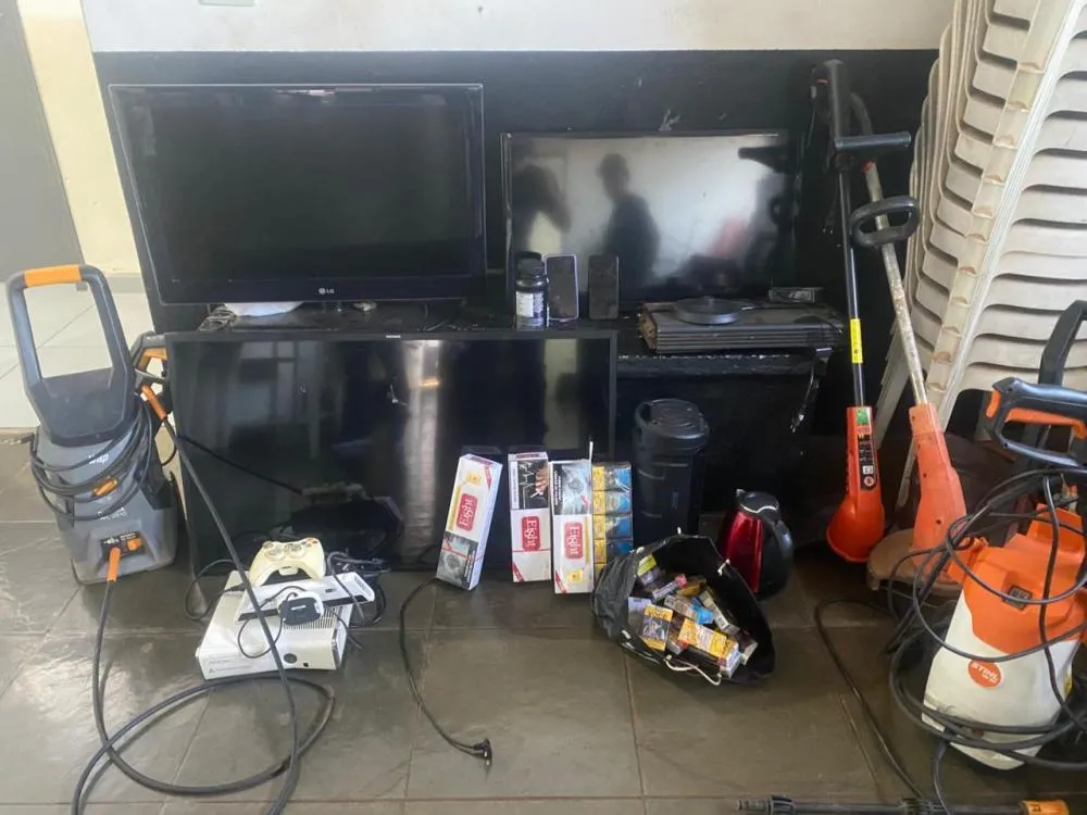 Objetos furtados foram localizados pela equipe da Rádio Patrulha na casa de um dos suspeitos (Foto - Divulgação / Policia Militar)