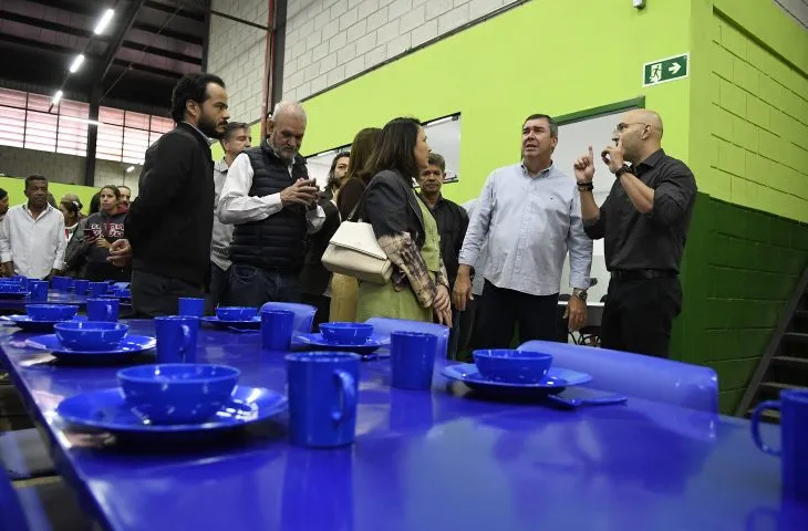 Governador Eduardo Riedel inaugura escola no bairro Noroeste ao lado de autoridades e familiares do ex-vereador Cristóvão Silveira (Foto - Governo de MS)