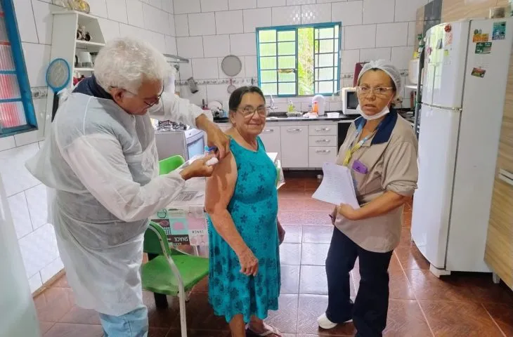 Vacinação alcançou instituições de ensino, ILPIs e locais de grande circulação (Foto - Imunização SES)