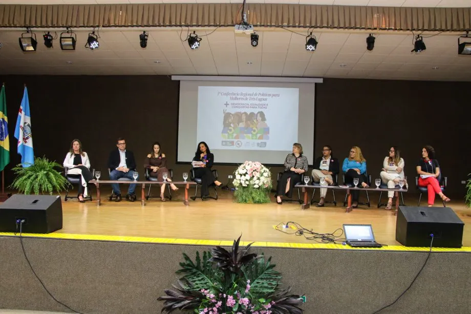 Autoridades e participantes da 1ª Conferência Regional de Políticas para as Mulheres na UFMS (Foto Prefeitura de Três Lagoas)