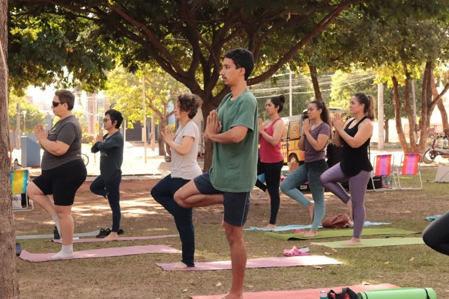 Professor Odair Campos conduz aula de yoga no evento “A Rua é Nossa”, que movimentou o domingo em Três Lagoas (Foto – Prefeitura de Três Lagoas)