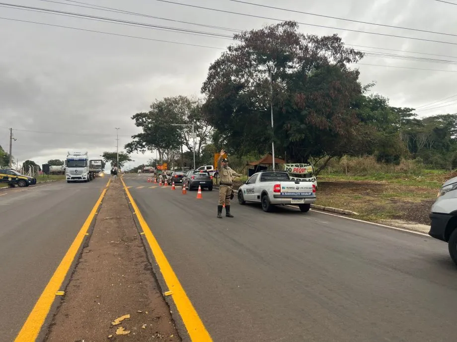 Agentes do DEPTRAN e PRF durante a blitz na saída para São Paulo (Foto - Prefeitura de Três Lagoas)