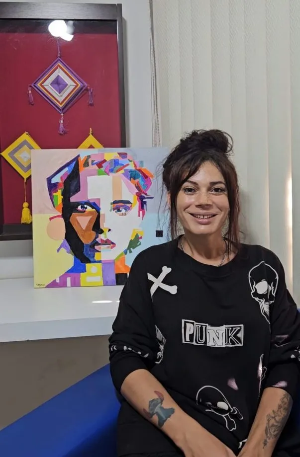 Pintura “Dois Amantes”, de Yasmin Oliveira, representa superação e protagonismo artístico em Três Lagoas (Foto - Acervo Pessoal)