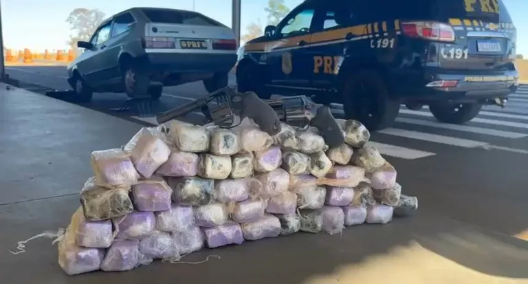 Armas e drogas foram apreendidas durante fiscalização na BR-158, em Paranaíba (Foto - Polícia Rodoviária Federal)
