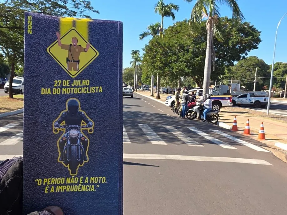  Motoristas e motociclistas receberam orientações e materiais educativos durante blitz na Avenida Rosário Congro (Foto - Prefeitura de Três Lagoas)
