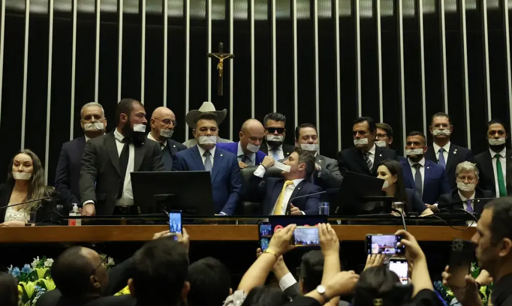 Deputados da oposição fazem ato com esparadrapo na boca durante sessão na Câmara dos Deputados (Foto - Agência Brasil)