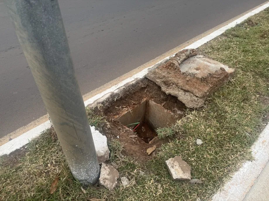 Canteiro central da Clodoaldo Garcia está às escuras após furto de fios elétricos (Foto - Prefeitura de Três Lagoas)