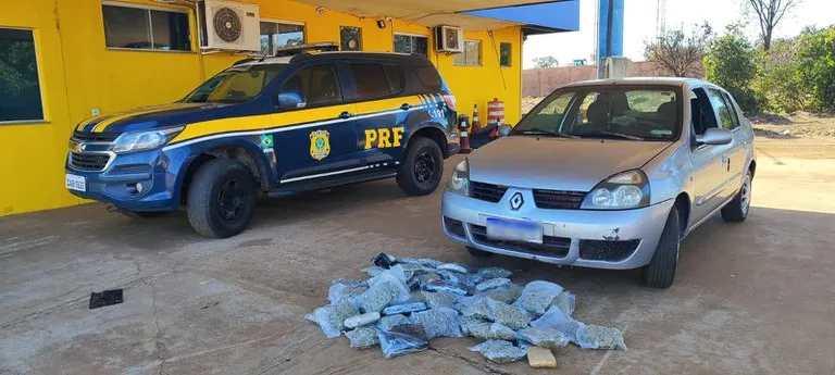 PRF apreende 37 kg de drogas escondidos em carro em Água Clara