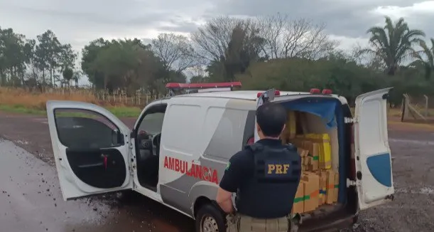 Tabletes de maconha estavam escondidos em falsa ambulância interceptada na BR-060 (Foto - Divulgação/PRF)