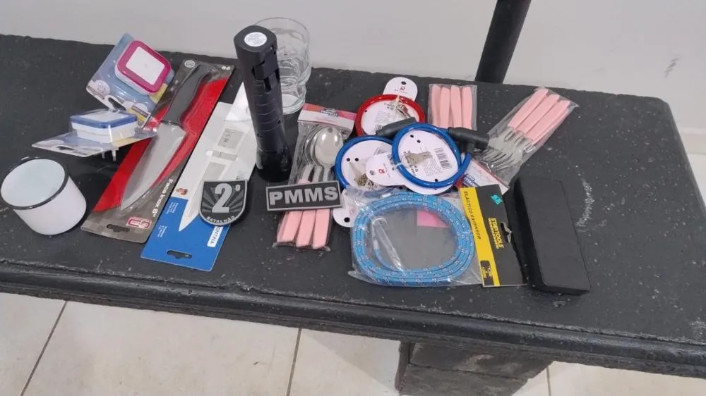 Suspeita foi flagrada por câmeras escondendo os produtos e abordada ao sair da loja (Foto - Divulgação)