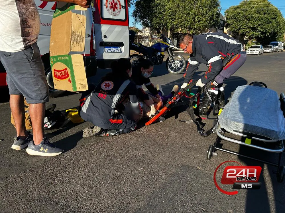 Atendimento do SAMU à idosa vítima de acidente de trânsito no bairro Vila Nova em Três Lagoas (Foto - Eliton Chaves / 24h News MS)