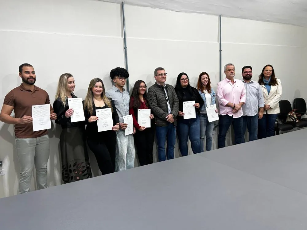 Prefeito Cassiano Maia e secretários durante posse dos novos servidores da saúde no Gabinete Municipal (Foto – Eliton Chaves / 24h News MS)