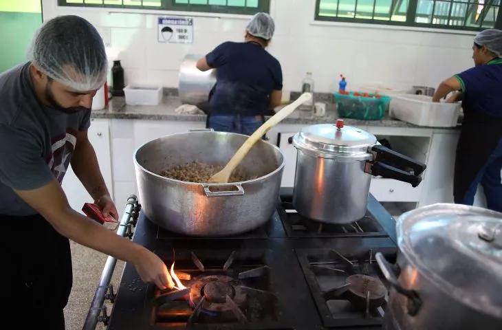 Gás natural encanado já está presente em 39 escolas estaduais de MS, trazendo mais segurança e economia (Foto - Álvaro Rezende/Secom)