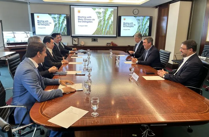 Governador Eduardo Riedel em reunião com representantes da Associação de Comerciantes de Carne de Singapura (Foto - Ascom Fiems)