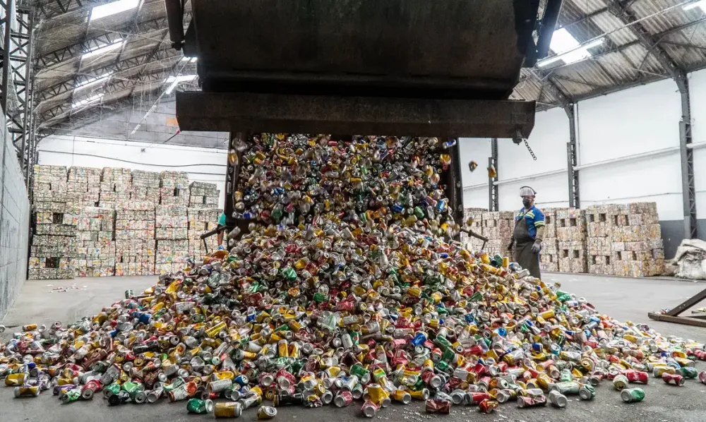 Brasil mantém índice acima de 96% na reciclagem de latinhas de alumínio há 16 anos (Foto - Divulgação/Recicla Latas)