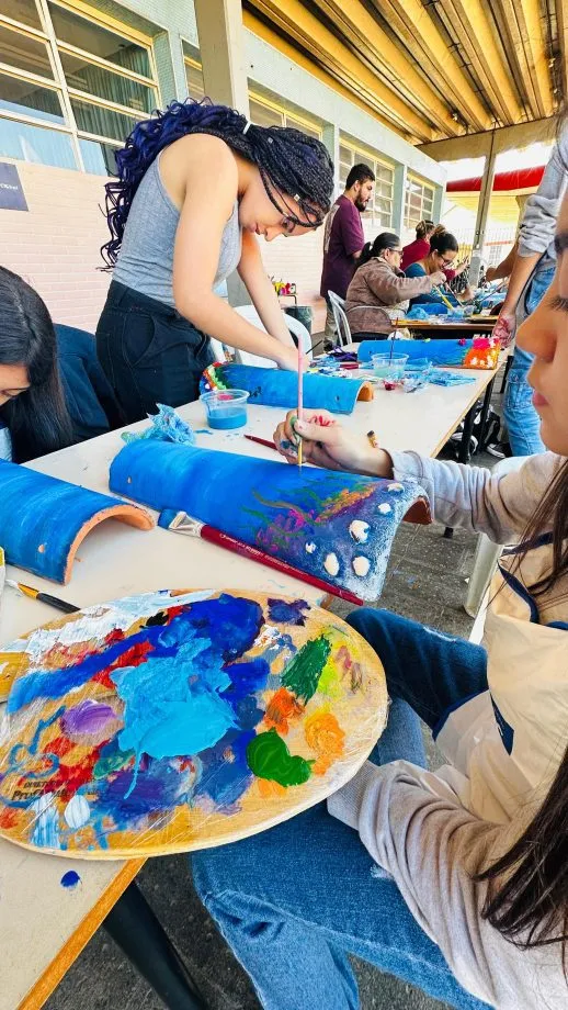 Oficina de pintura em telhas foi ministrada por Rute Ardigo no Núcleo de Artes Plásticas (Foto - Prefeitura de Três Lagoas)