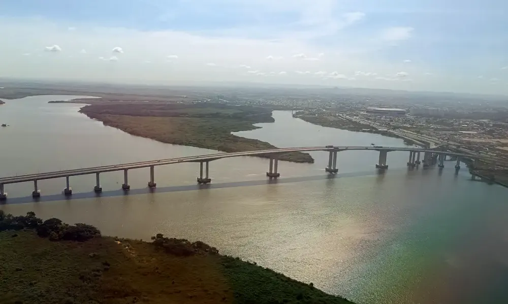 Vista aérea de Porto Alegre, cidade atingida por temporais que provocaram a maior tragédia climática da história do RS em 2024 (Foto - Joédson Alves/Agência Brasil)