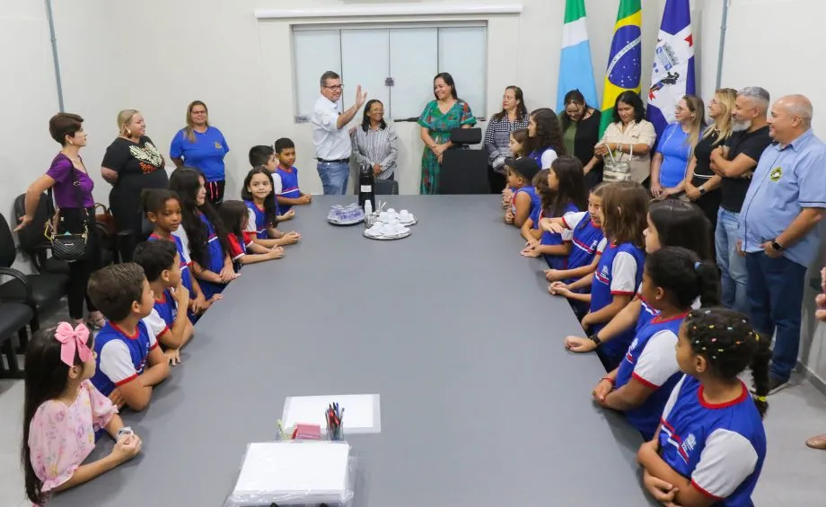 Estudantes da Rede Municipal receberam ingressos para o parque da Festa do Folclore como reconhecimento pelo MS Alfabetiza (Foto - Prefeitura de Três Lagoas)