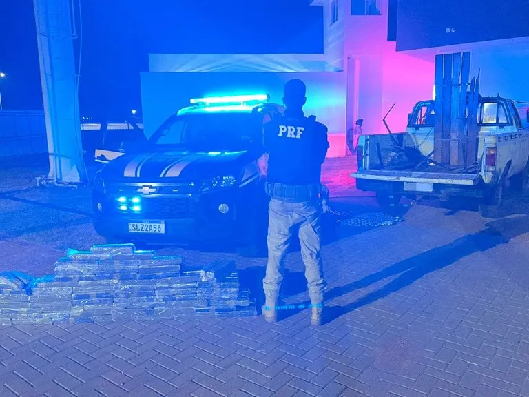 PRF apreende 128 kg de maconha em fundo falso de caminhonete na BR-158 em Brasilândia (Foto - PRF)