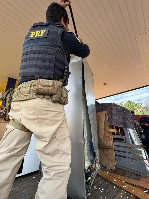 Droga apreendida em Dourados estava escondida em fundos falsos de eletrodomésticos (Foto - PRF)