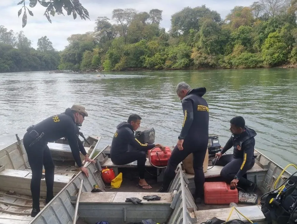 Bombeiros localizaram o corpo do jovem que havia desaparecido no Rio Verde, em Água Clara (Foto - CBMMS)