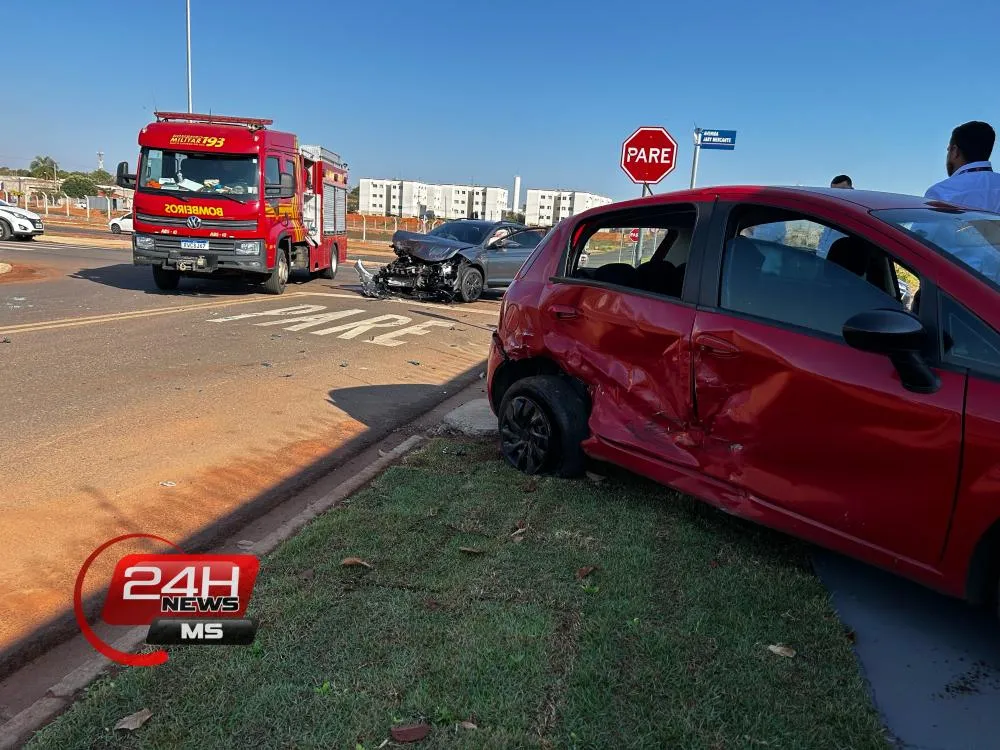Bombeiros e Pelotão de Trânsito da PM atenderam colisão no Jardim Alvorada (Foto - Eliton Chaves / 24h News MS)