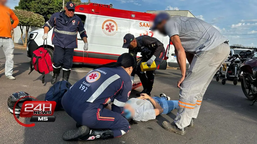 SAMU socorre mulher ferida após colisão no bairro Vila Nova em Três Lagoas (Foto - Eliton Chaves / 24h News MS)