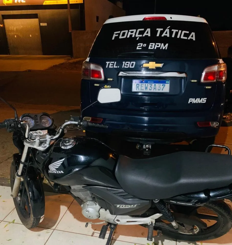 Força Tática recuperou motocicleta abandonada em terreno baldio na Vila dos Ferroviários (Foto - Polícia Militar)