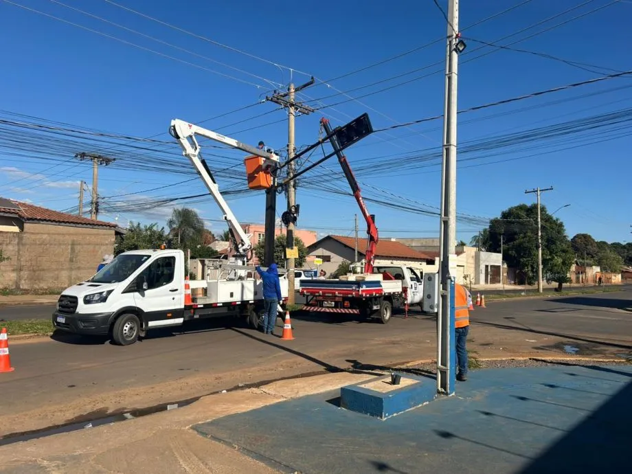 Novo semáforo começa a funcionar no cruzamento das ruas Urias Ribeiro e Egídio Thomé (Foto - Prefeitura de Três Lagoas)