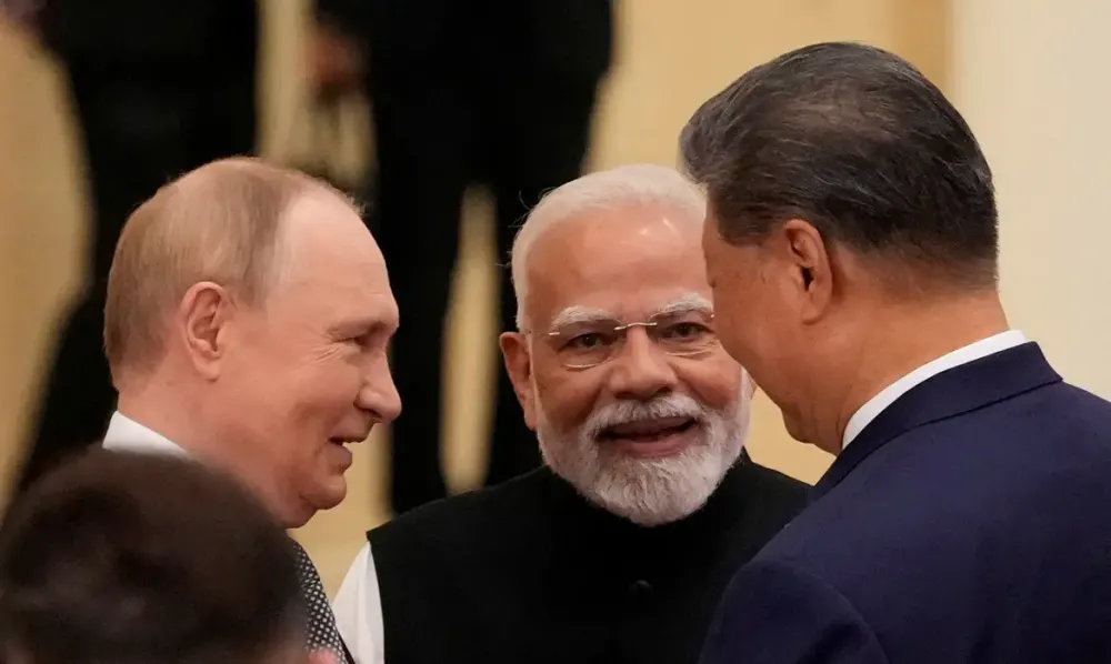 Xi Jinping, Vladimir Putin e Narendra Modi participaram da cúpula da OCX em Tianjin na China (Foto - Reuters)