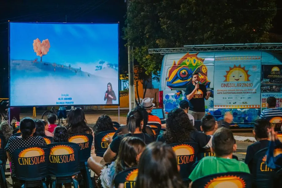 CineSolarzinho leva cinema ao ar livre com energia solar e pipoca gratuita para crianças em Três Lagoas. (Foto: Divulgação)