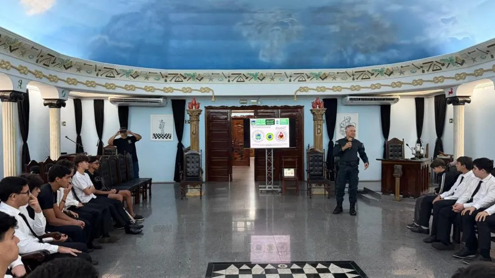 Policiais do 2º BPM orientaram jovens durante palestra de prevenção às drogas em Três Lagoas (Foto - Divulgação)