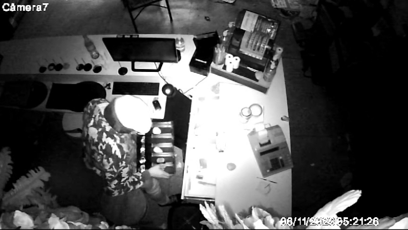 Todo ação do criminoso foi registrada pelo circuito interno de segurança. (Foto: Divulgação Policia Civil)