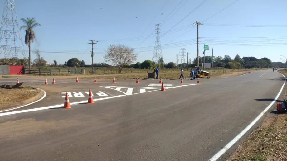 Sinalização concluída na Rua Egídio Thomé garante mais segurança para motoristas e pedestres (Foto - Prefeitura de Três Lagoas)