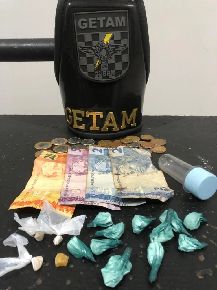 Drogas e dinheiro apreendidos durante a ação no bairro Paranapungá (Foto - Polícia Militar)