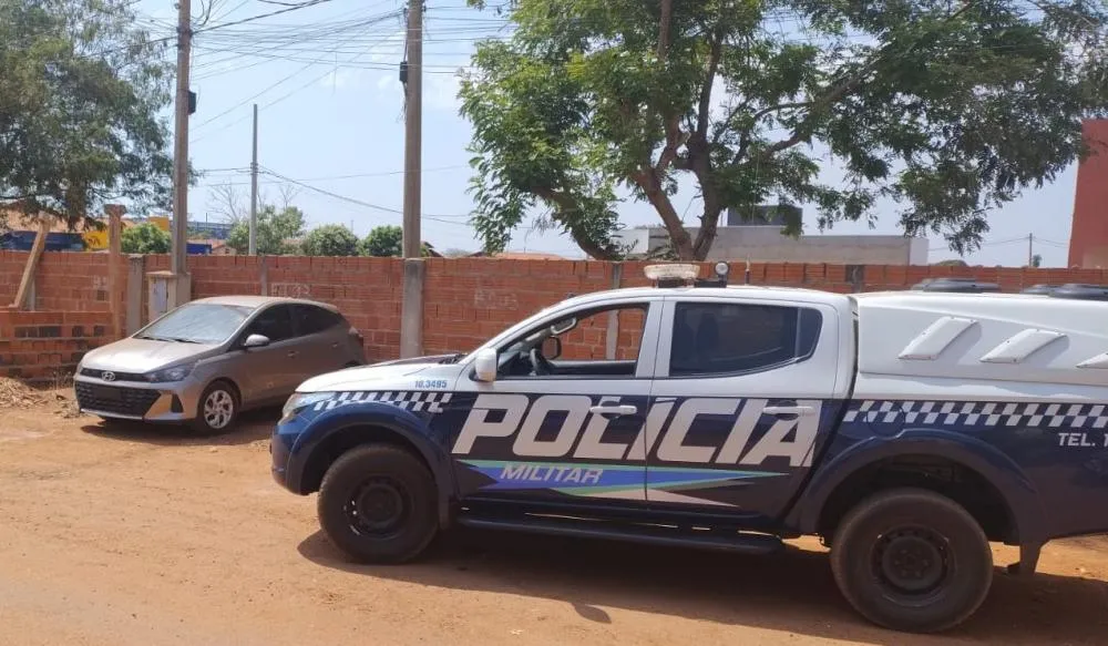 Carro roubado em Selvíria foi recuperado pela Rádio Patrulha no Condomínio Tuiuiú em Três Lagoas (Foto - Polícia Militar)