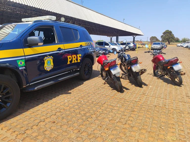PRF apreendeu três motocicletas adulteradas em estacionamento às margens da BR-060 em Campo Grande (Foto - PRF)