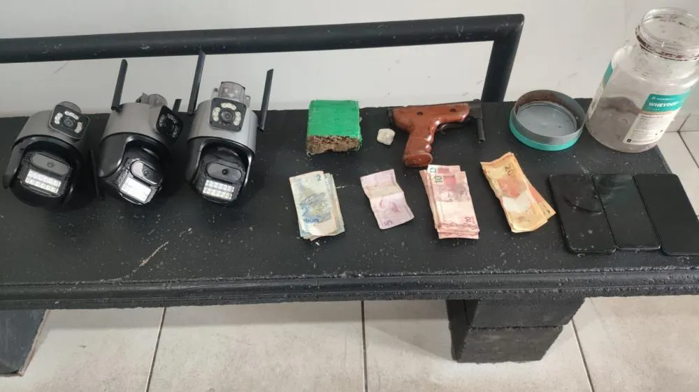 Arma, drogas e celulares apreendidos pela Força Tática no “Bar Fecha Nunca”, no bairro Novo Oeste (Foto - Divulgação)