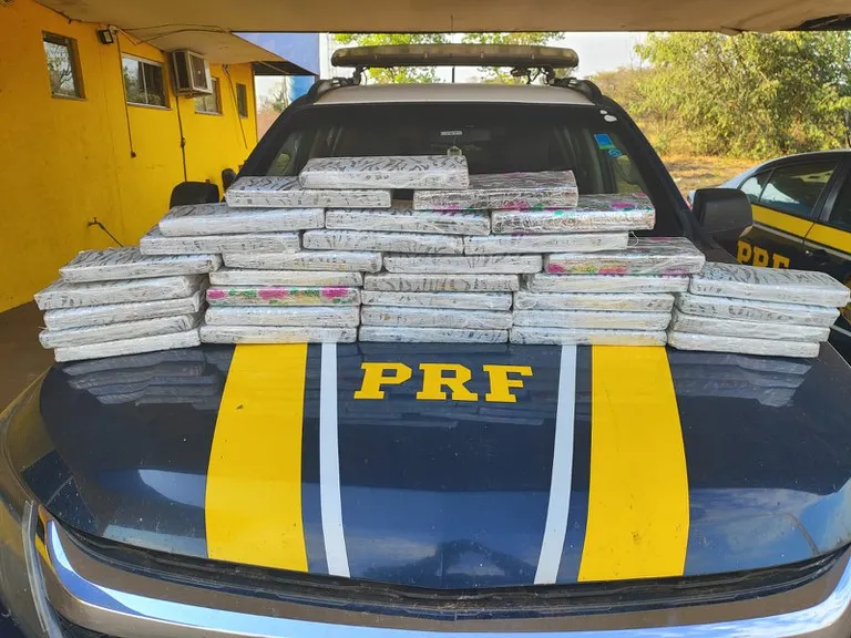 Droga foi encontrada dentro da bagagem de passageiro de ônibus na BR-262 (Foto – PRF)