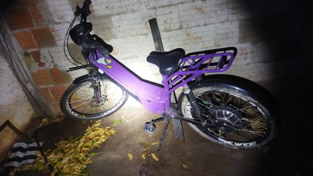 Bicicleta elétrica recuperada pela Força Tática após assalto no bairro Santa Rita (Foto - Divulgação)