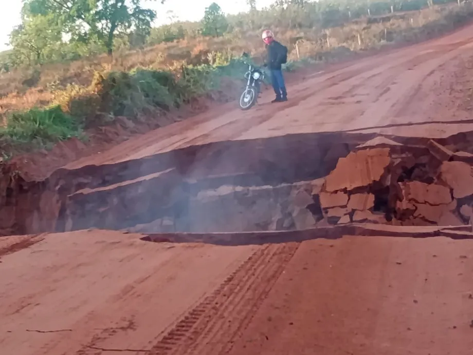 Estrada do Katayama foi interditada após deslizamento de terra na região do Arapuá (Foto – Prefeitura de Três Lagoas)