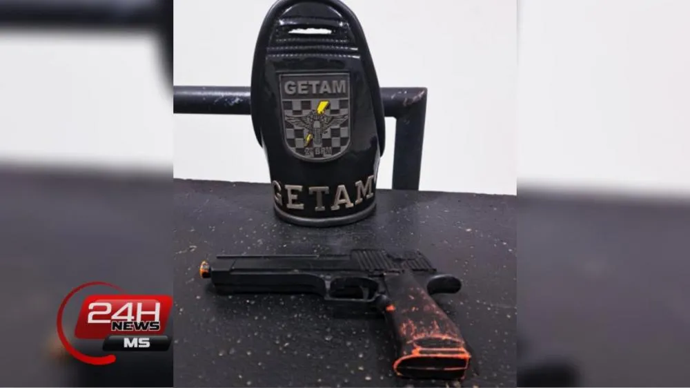 Simulacro de pistola apreendido pelo GETAM durante abordagem no bairro Santos Dumont (Foto - 24h News MS)