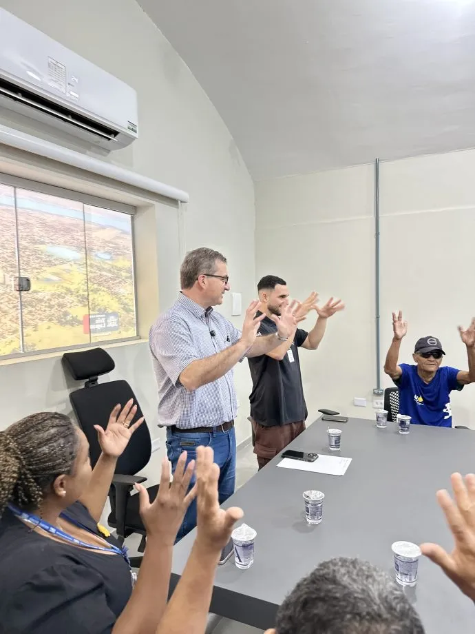 Dr. Cassiano Maia recebeu usuários da Central de Interpretação de Libras em celebração ao Dia Nacional dos Surdos (Foto – Prefeitura de Três Lagoas)