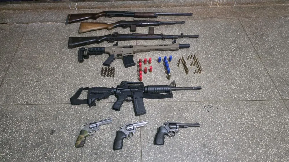 Fuzis espingardas revólveres e munições foram apreendidos pela Força Tática em Paranaíba (Foto - Polícia Militar)